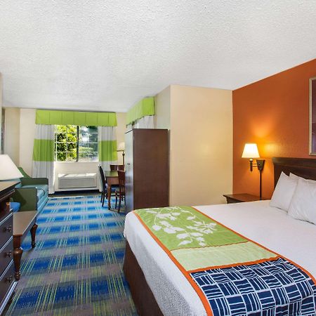 Days Inn By Wyndham Fremont Exterior photo