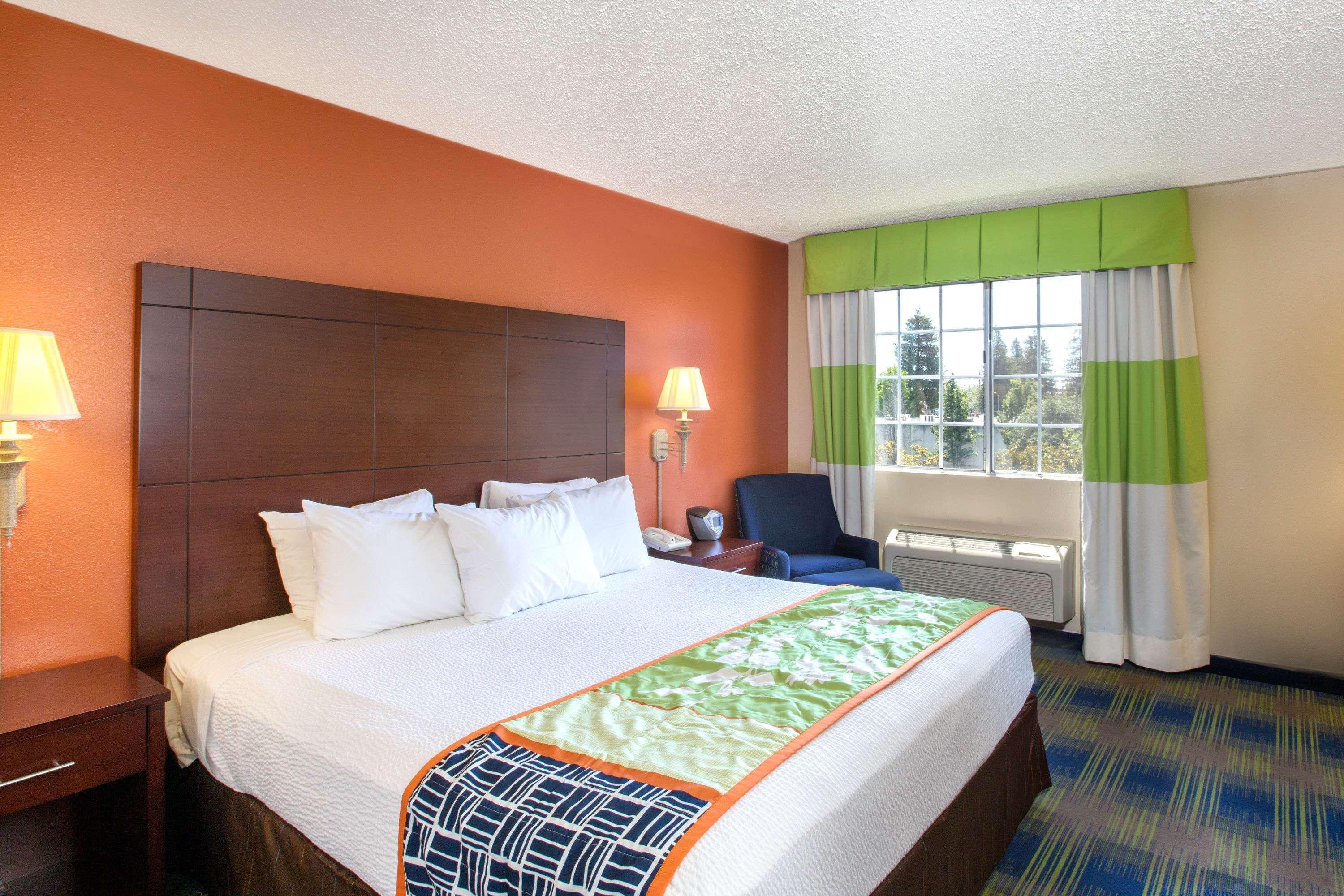 Days Inn By Wyndham Fremont Exterior photo