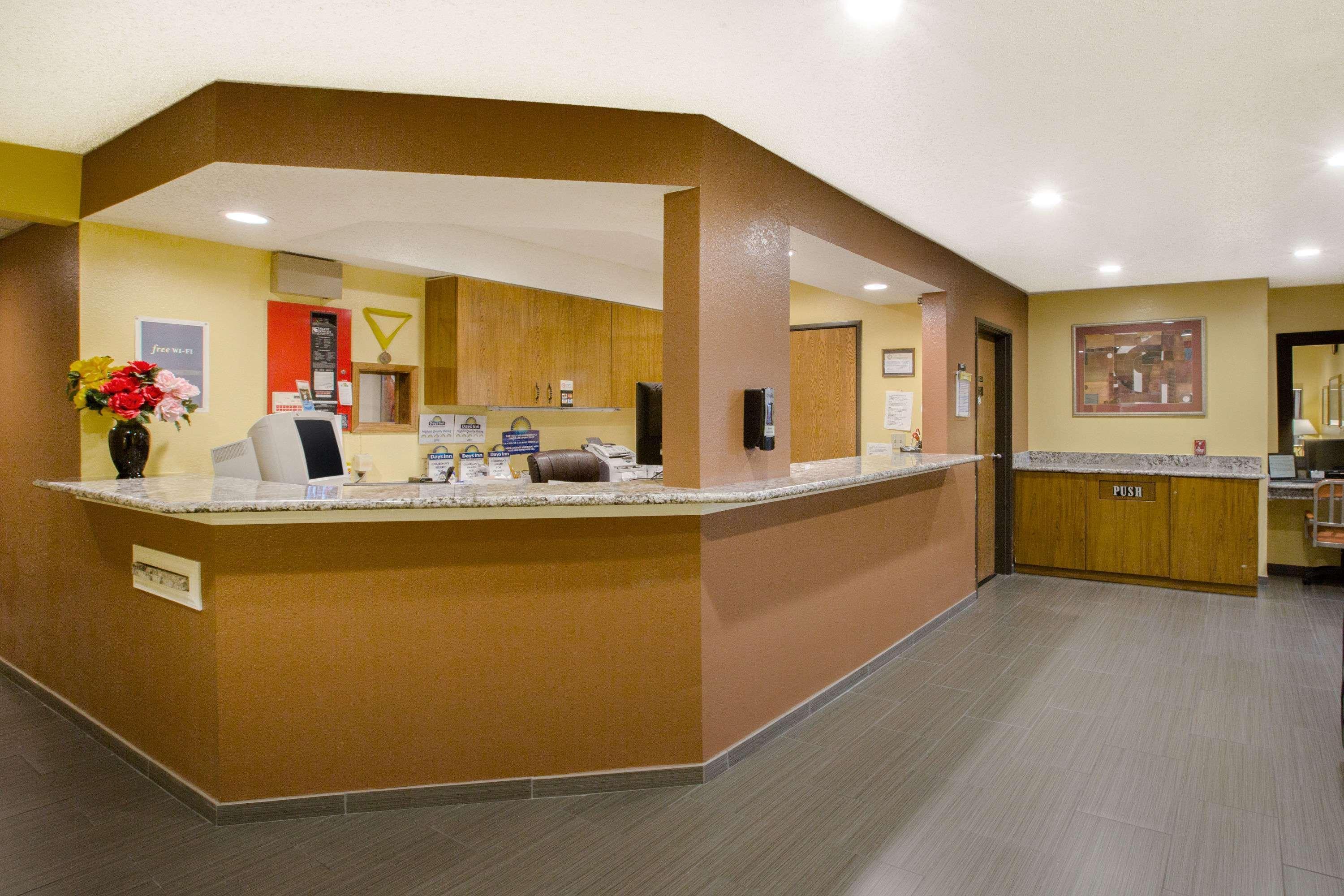 Days Inn By Wyndham Fremont Exterior photo