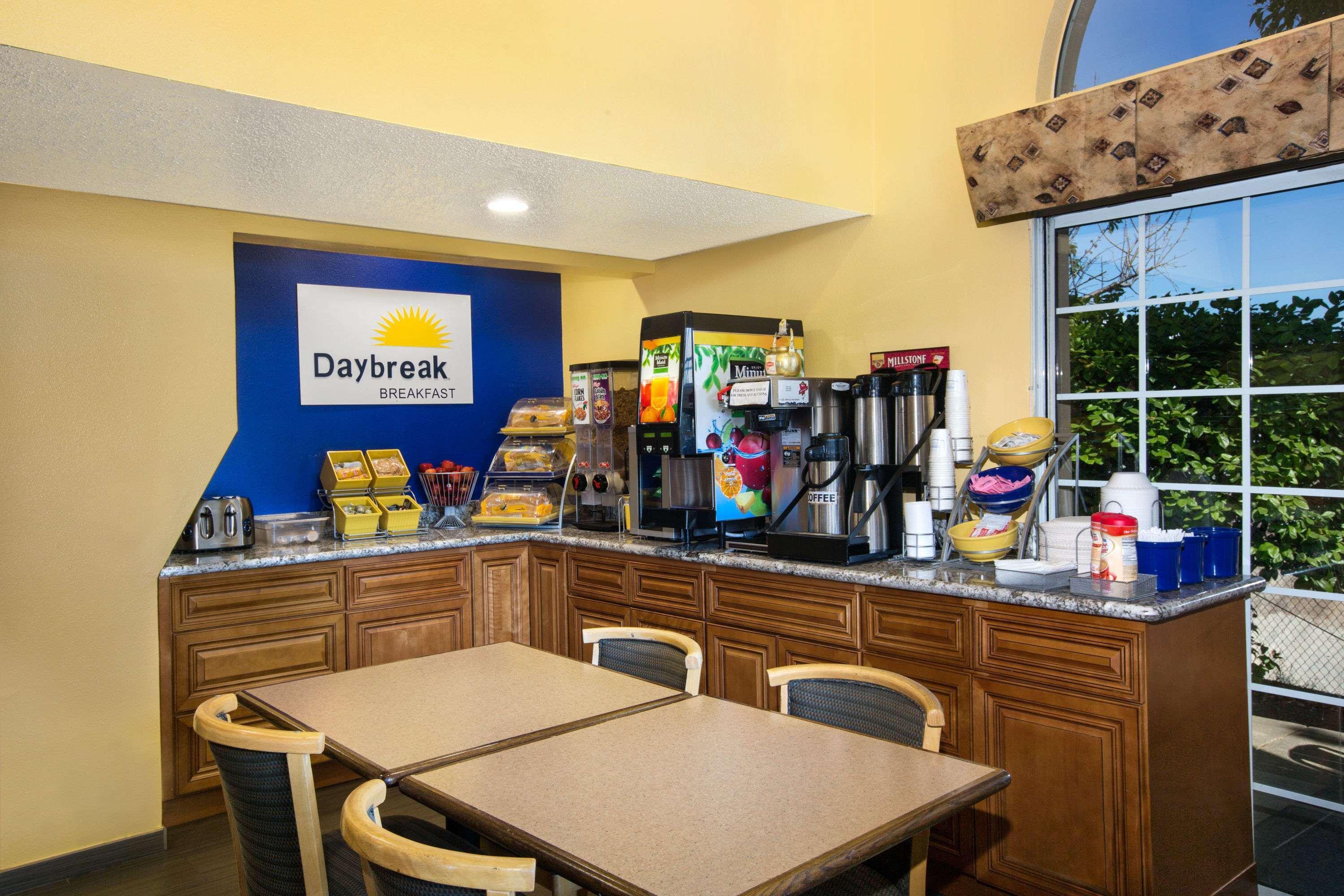 Days Inn By Wyndham Fremont Exterior photo
