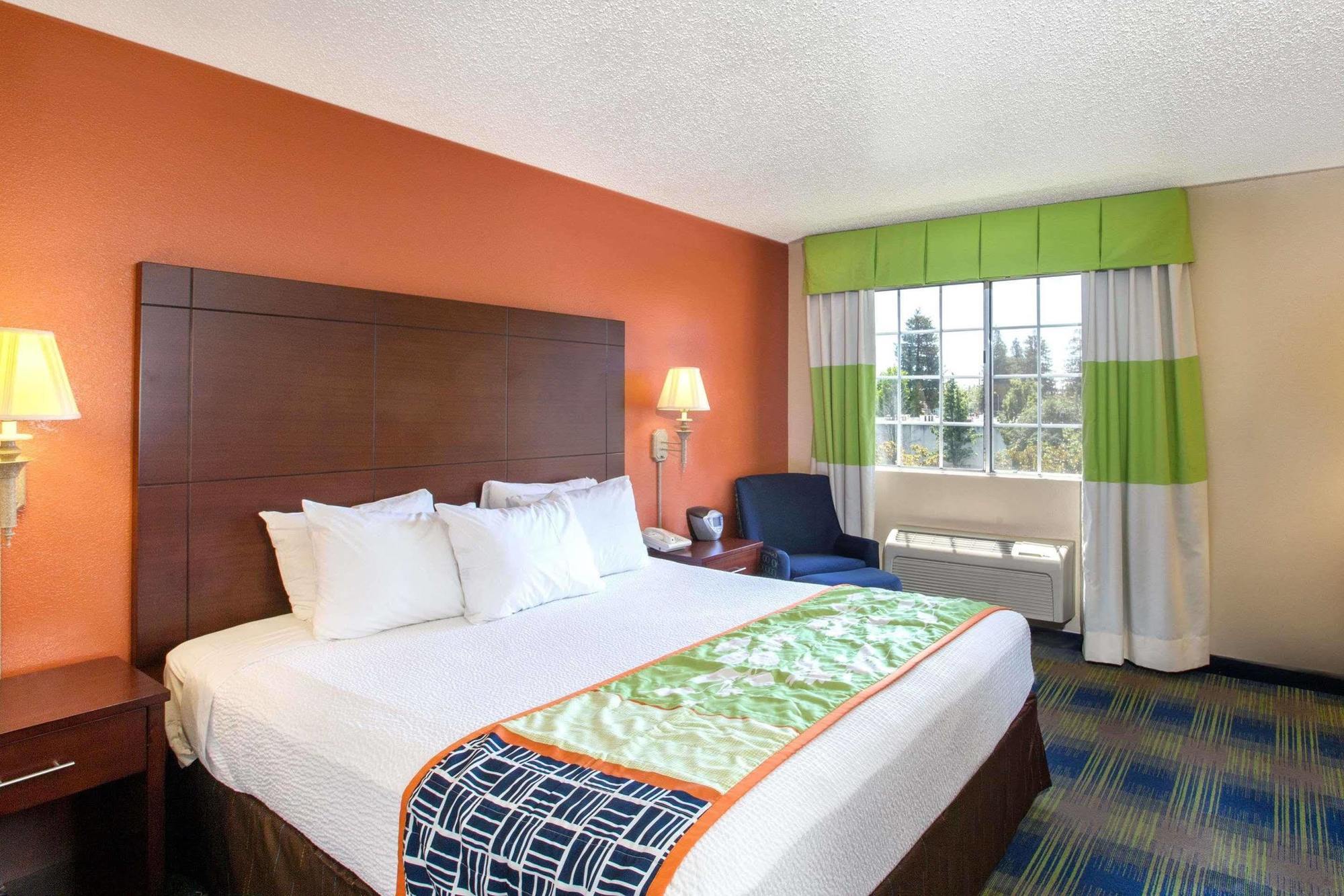 Days Inn By Wyndham Fremont Exterior photo